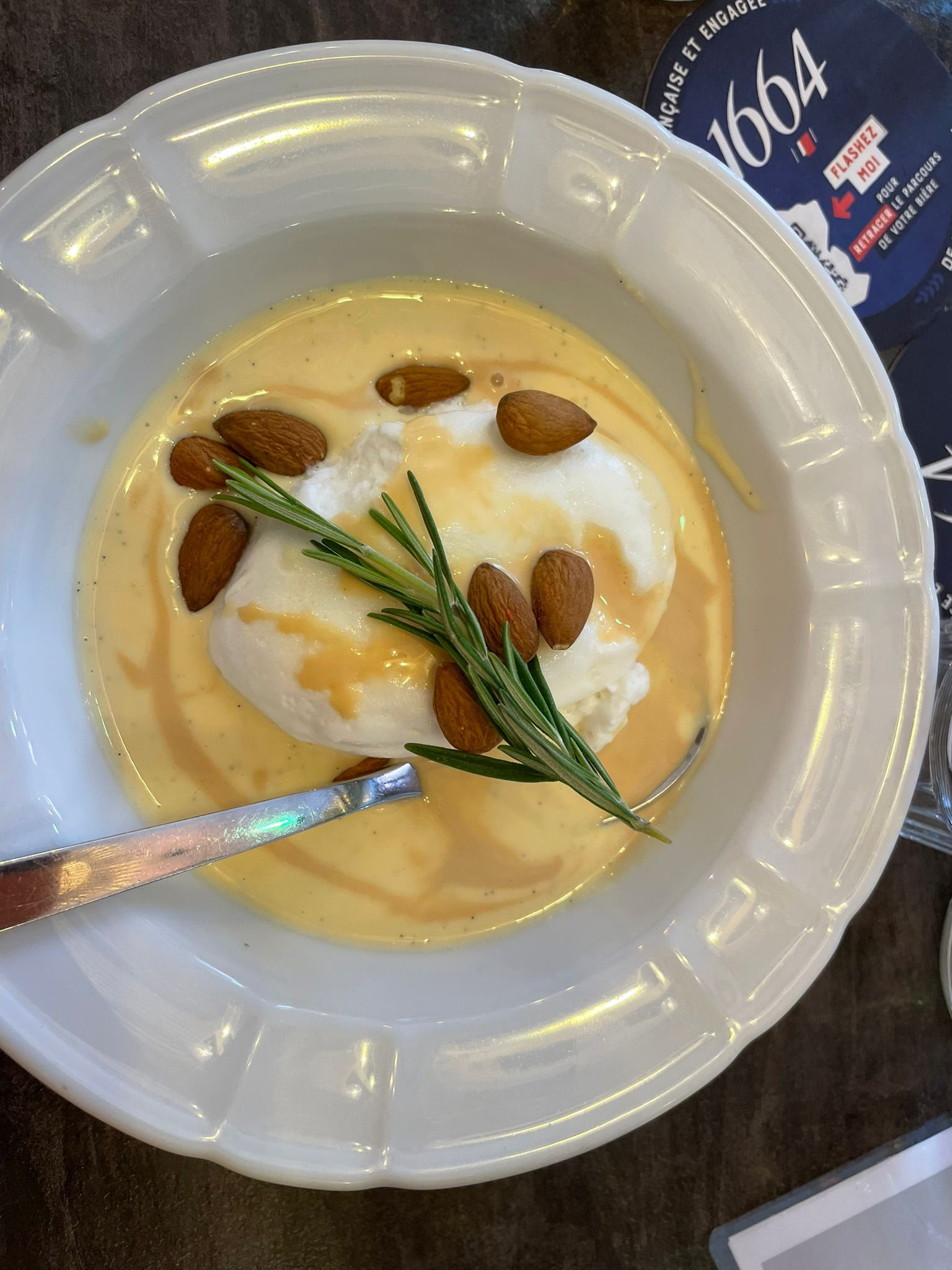 Île flottante aux amandes