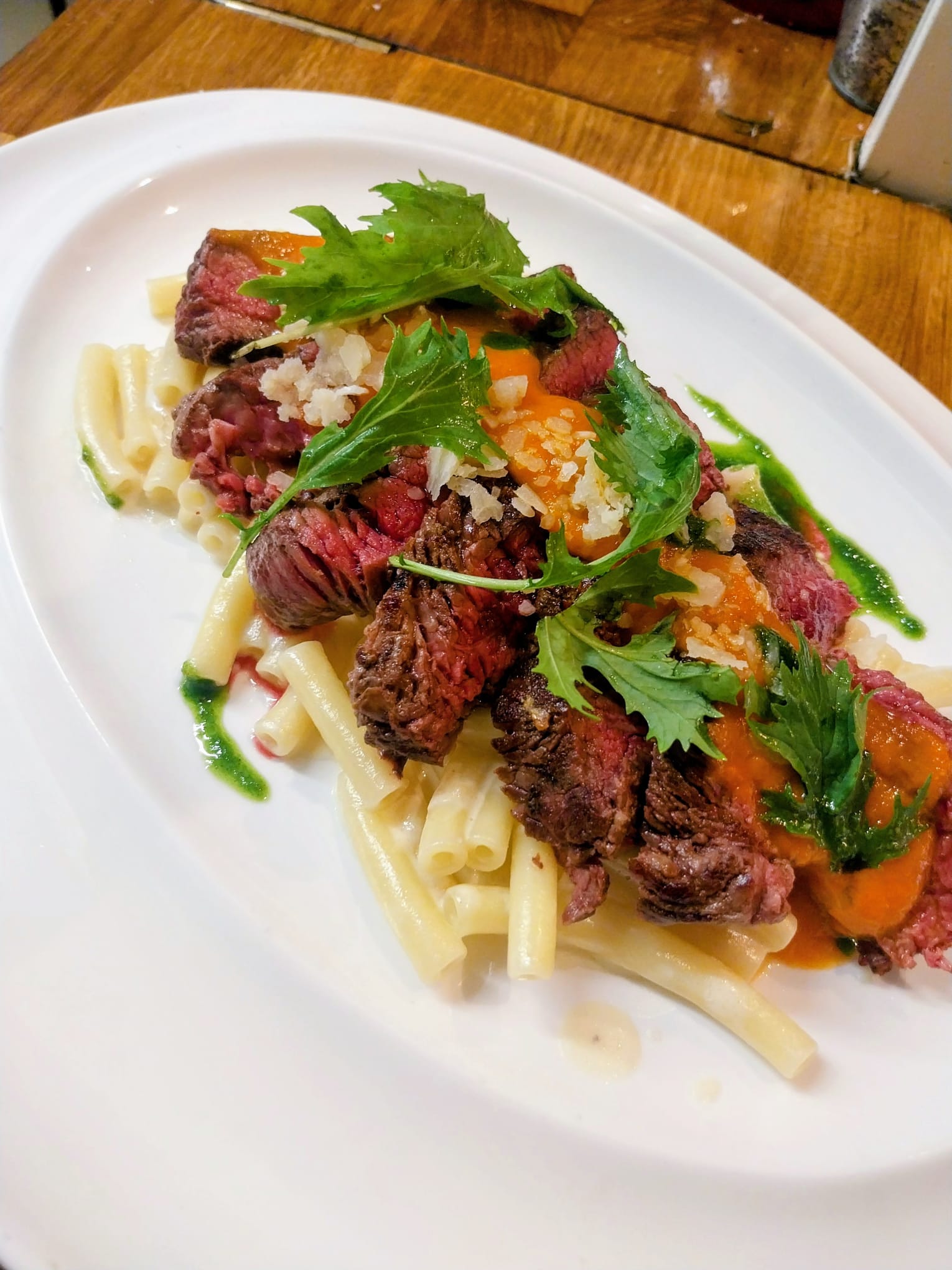 Bavette de bœuf, macaroni gratinés et jus corsé