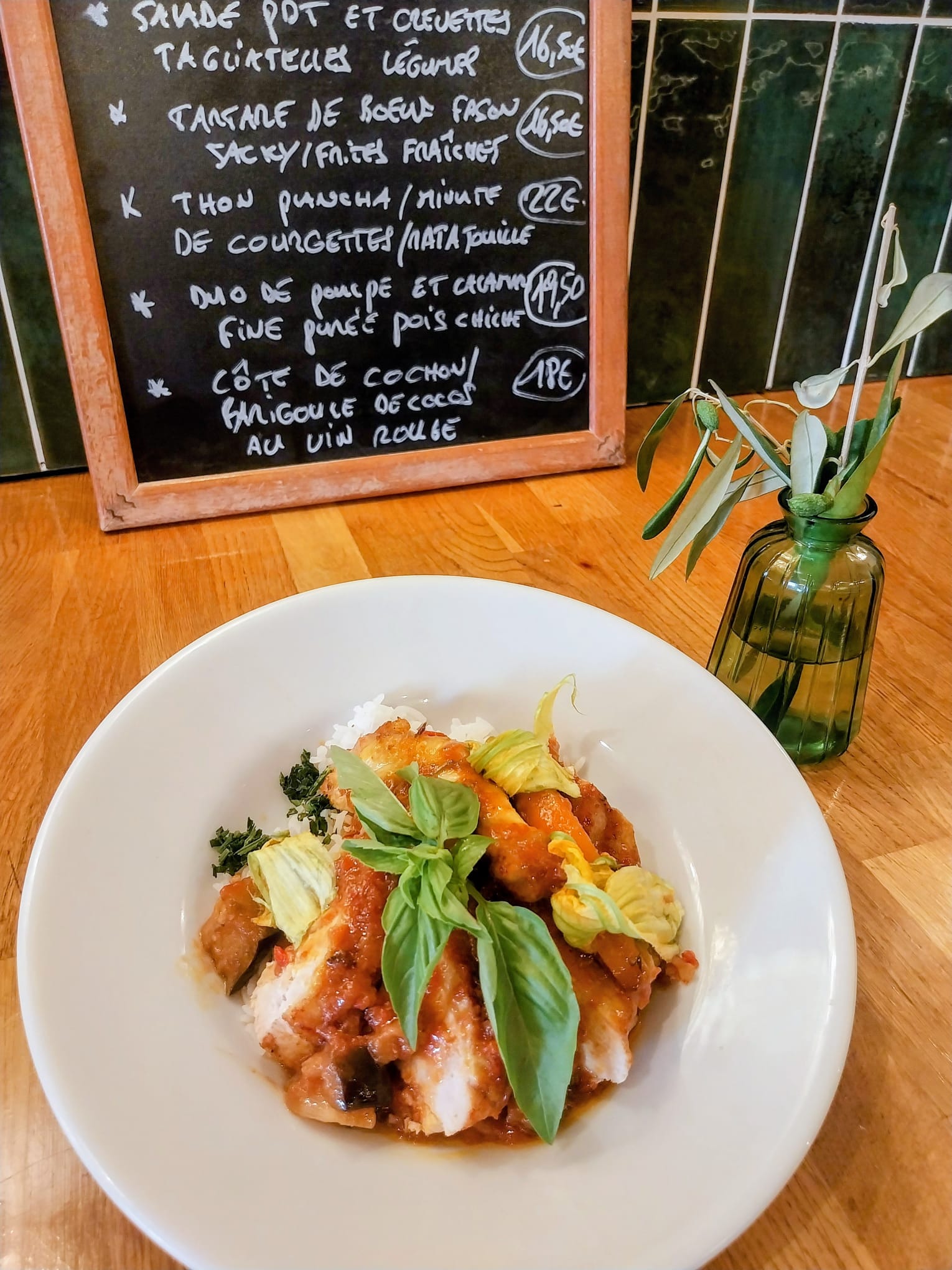 Volaille mijotée, sauce tomate, riz et fleurs de courgette
